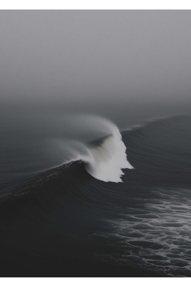 Single ocean wave under a foggy sky
