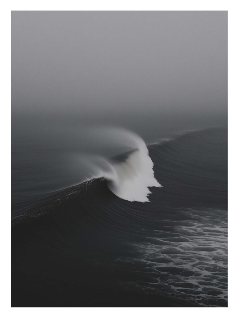 Single ocean wave under a foggy sky